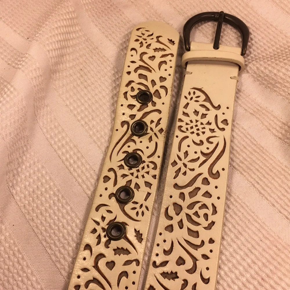 Fossil leather belt w/lasercut flower pattern soft